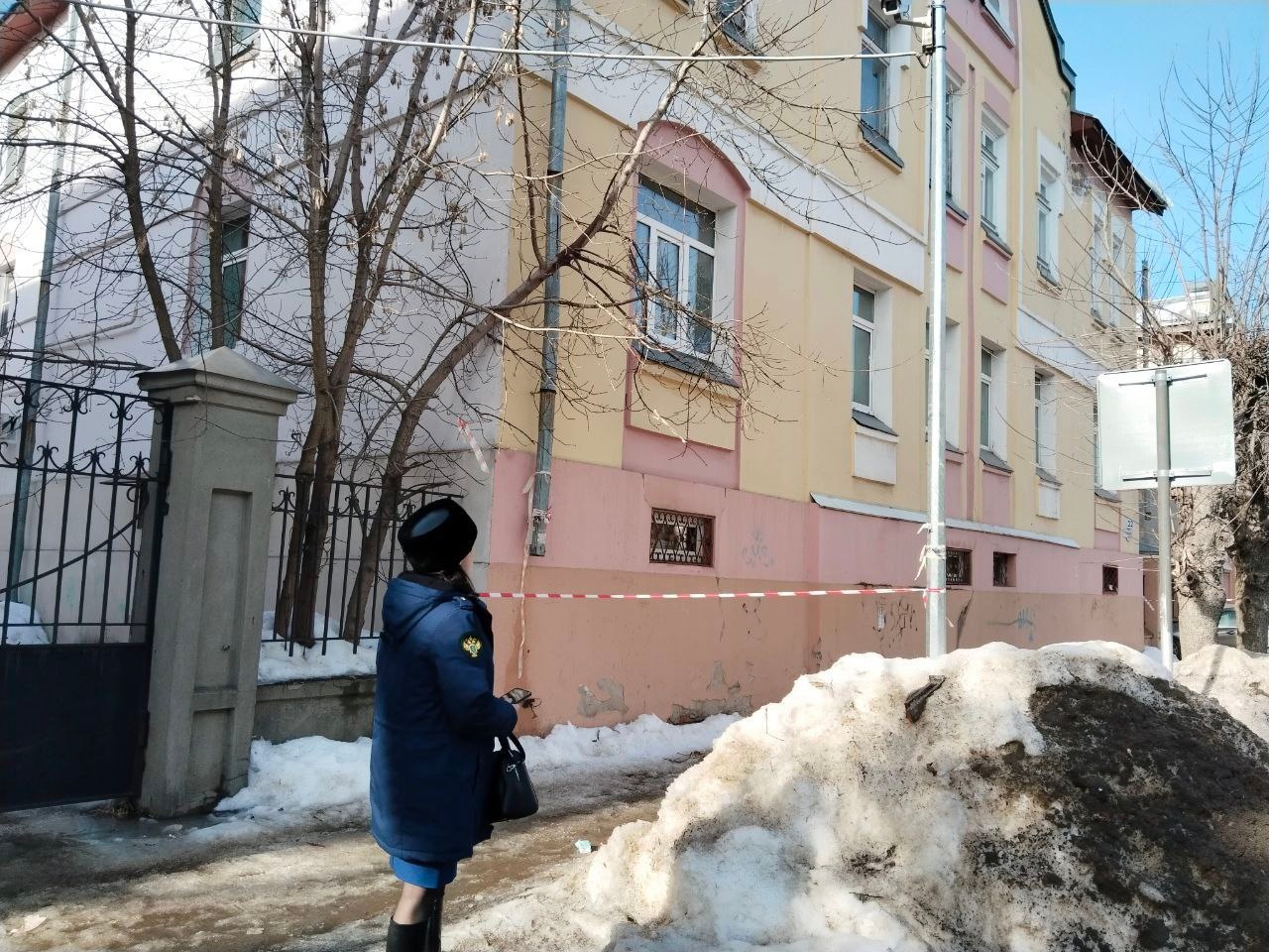 Жительницу Рыбинска завалило снегом с крыши