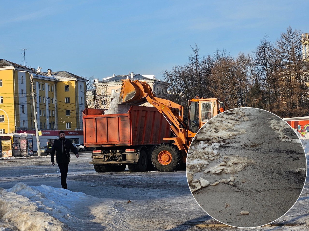 "Варварски почищена": жители Рыбинска жалуются на испорченный снегоуборочной машиной асфальт