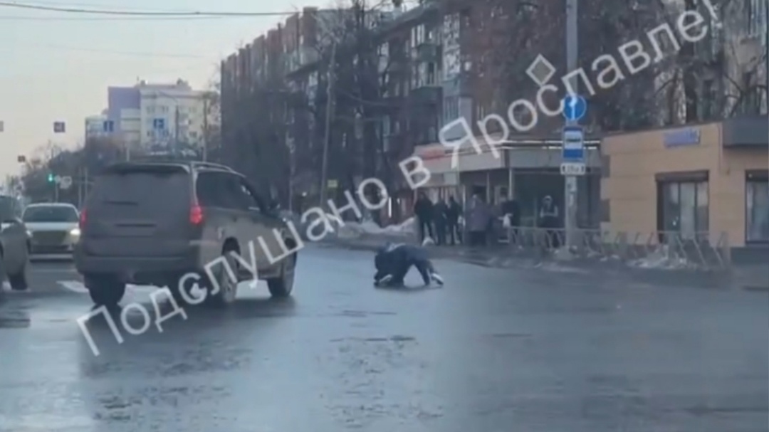 Дорожный конфликт в Ярославле перерос в драку на проезжей части