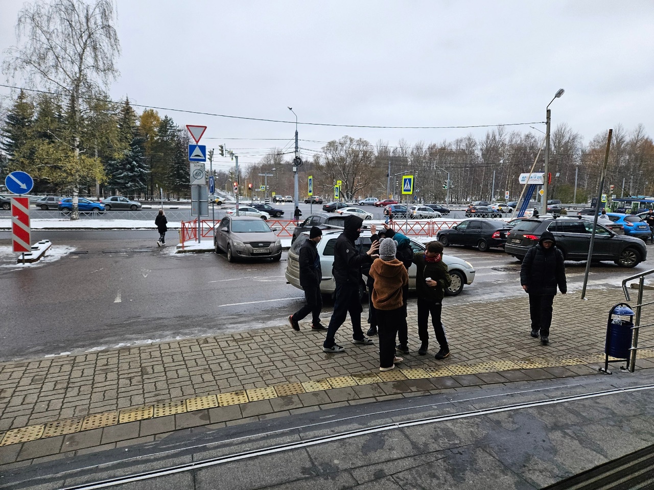 В Ярославле пьяный мужчина вырвал телефон из рук подростка и убежал