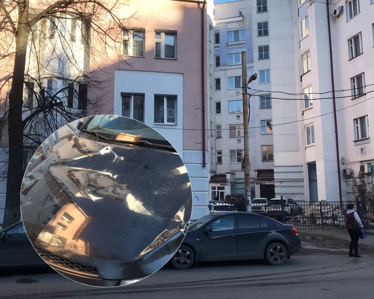В Ярославле глыба льда обрушилась на автомобиль в Кировском районе
