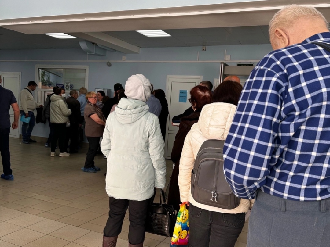 В поликлинике Заволжского района выстроилась очередь из больных ярославцев