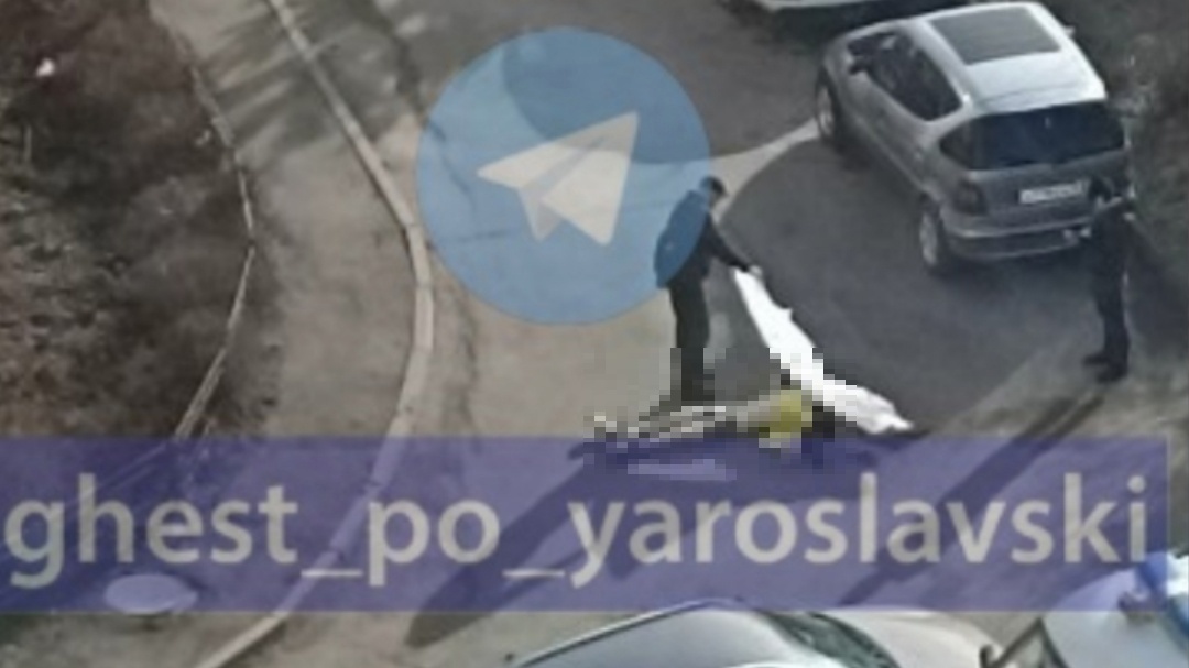 "Лежит в луже крови": в Ярославле парень выпал из окна