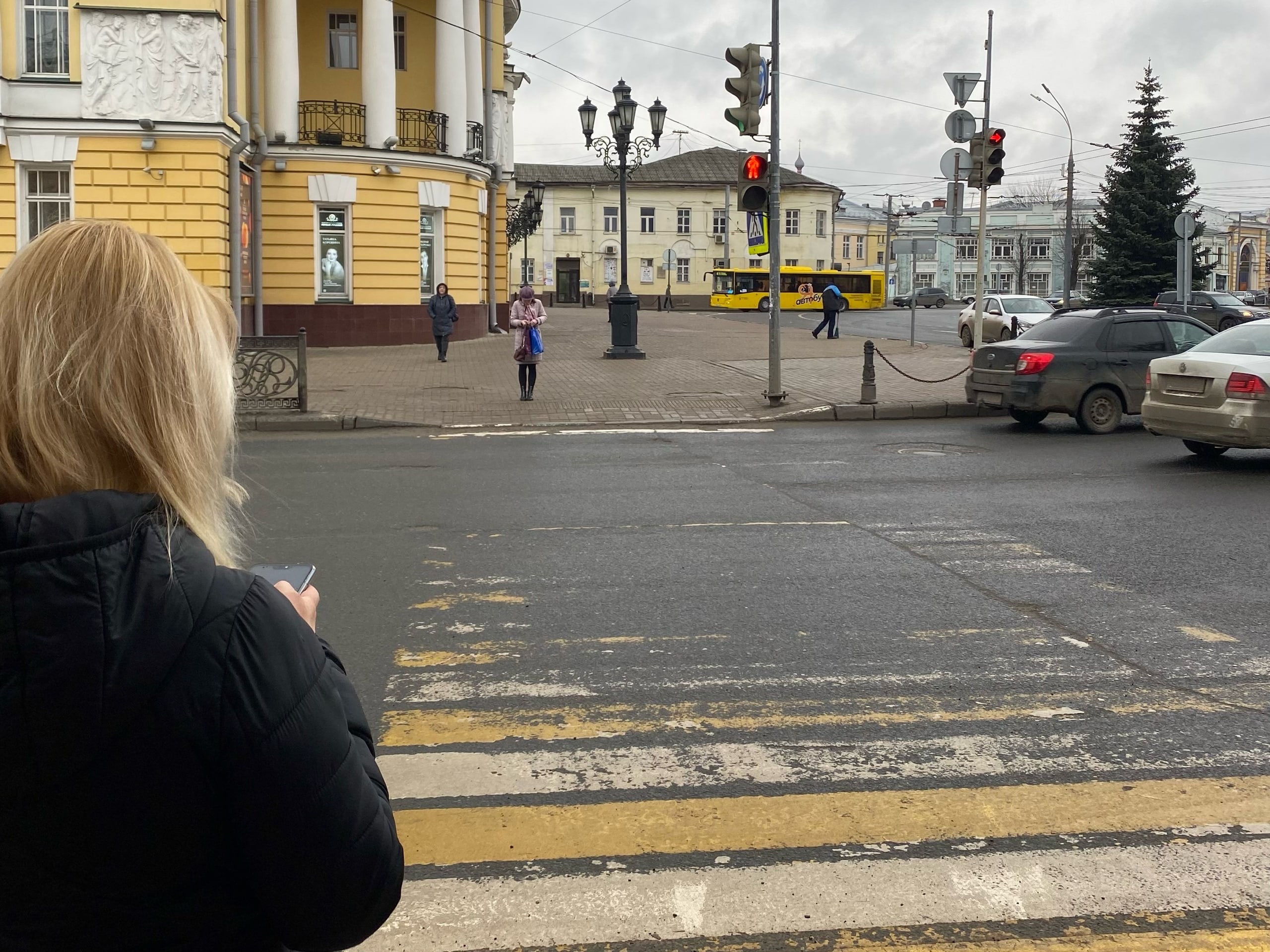   В Ярославле устанавливают указатели с медведями высотой в 7 метров
