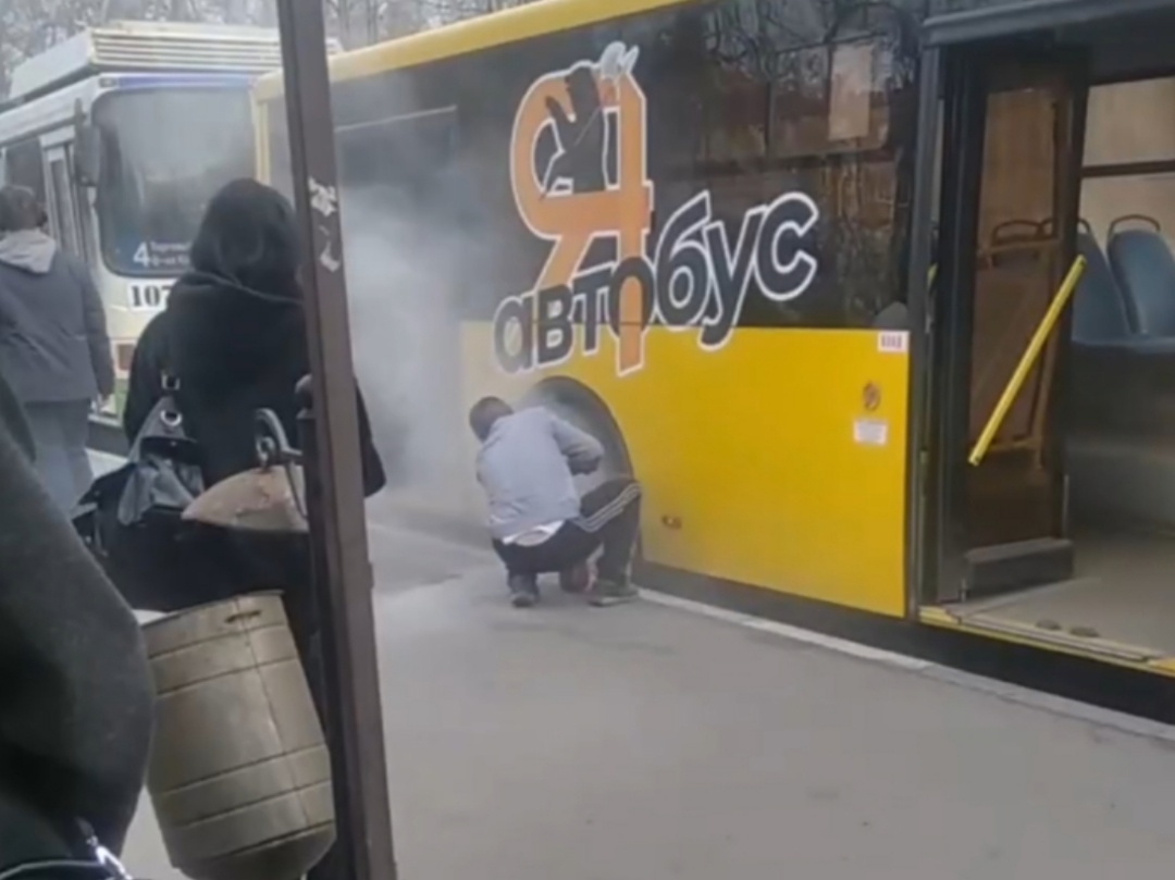 "Запахло жареным": в Ярославле автобус задымился прямо в пути