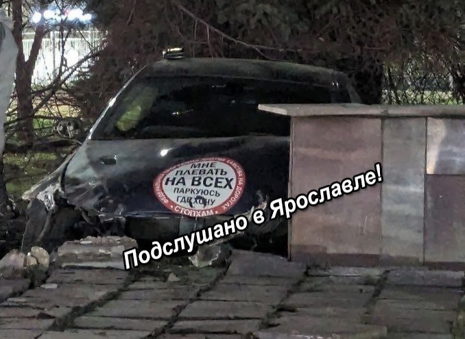  Машина с надписью «Паркуюсь где хочу» протаранила памятник Фрунзе