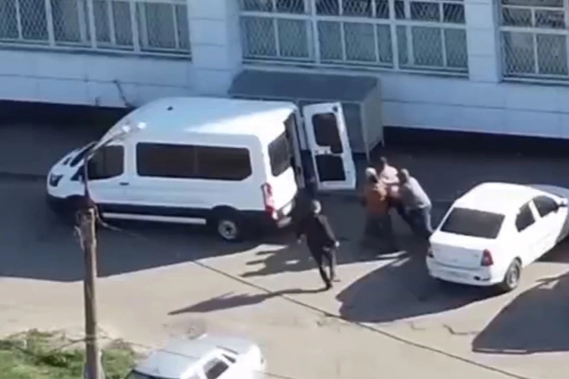 Выволокли из машины: в Ярославле ФСБ задержала спонсора террористов