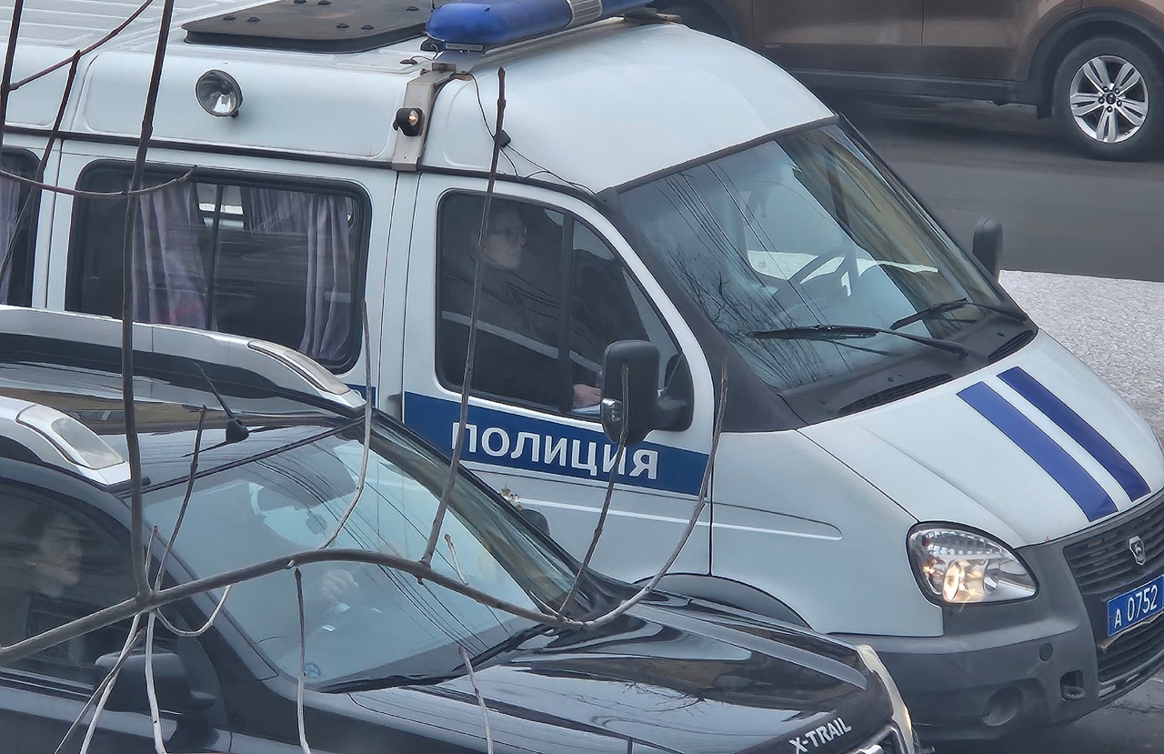 В Ярославле двое мужчин угнали иномарку за 3 миллиона рублей и во время погони от полицейских съехал