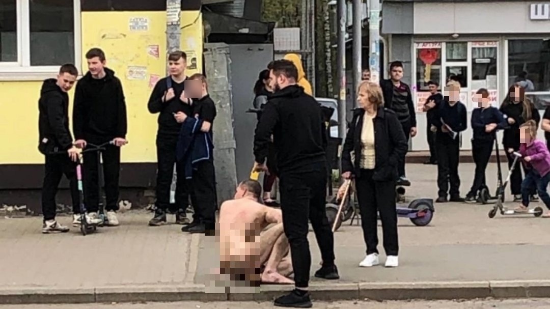 Волна голых мужчин на остановках захлестнула в Ярославль