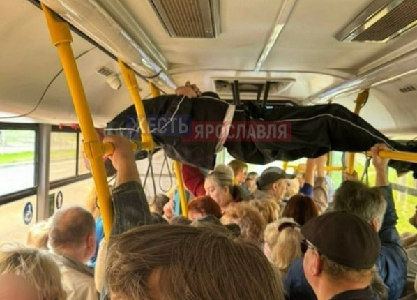 Взобравшийся на поручни автобуса пассажир из Ярославля стал живым мемом
