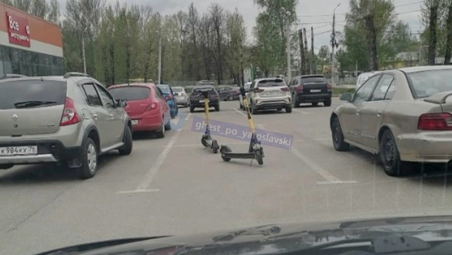 Ярославские самокаты «захватили» парковку