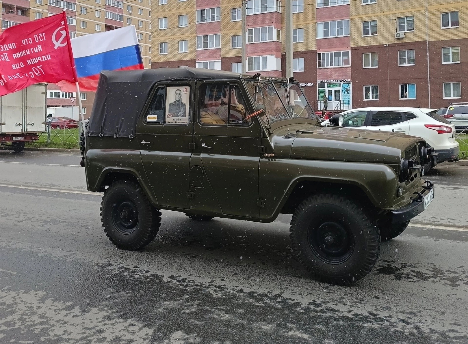 Колонна военной техники в День Победы в Ярославле пошла не по графику