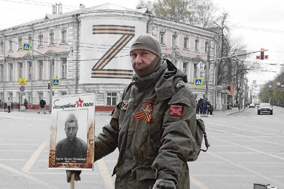  "Бессмертный полк" не сдается: доброволец вышел в центр Ярославля с портретом героя ВОВ