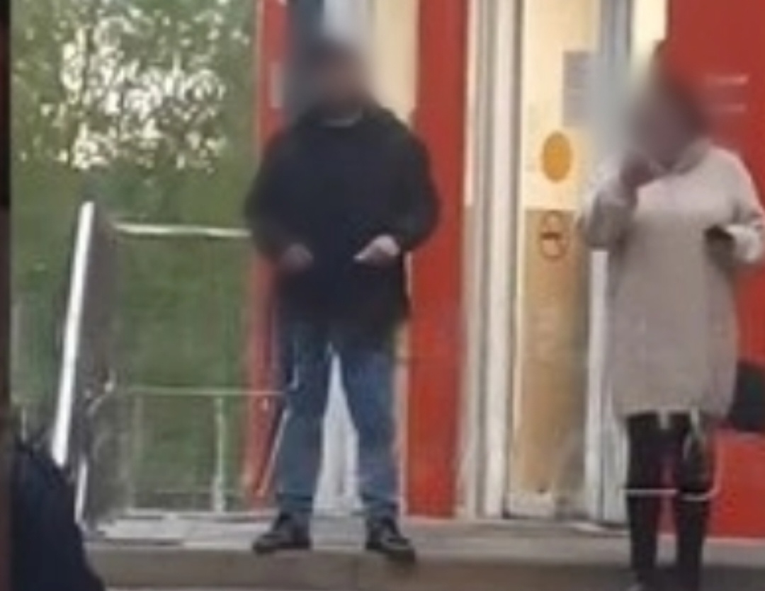 В Ярославле мужчина угрожал детям ножом 