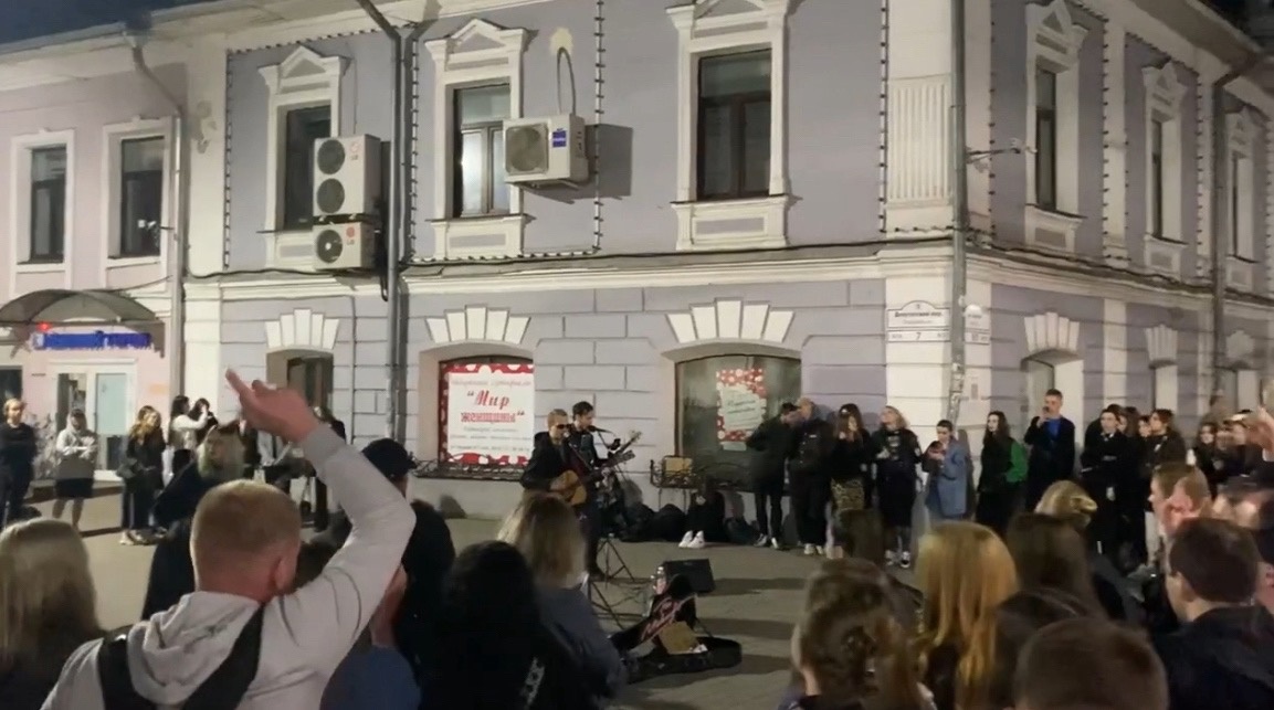 "Перемен требуют наши сердца": ярославцы спели песню Цоя в центре 