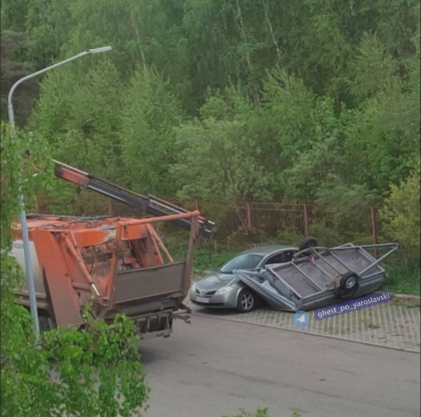  В Ярославле мусоровоз  опрокинул прицеп на автомобиль
