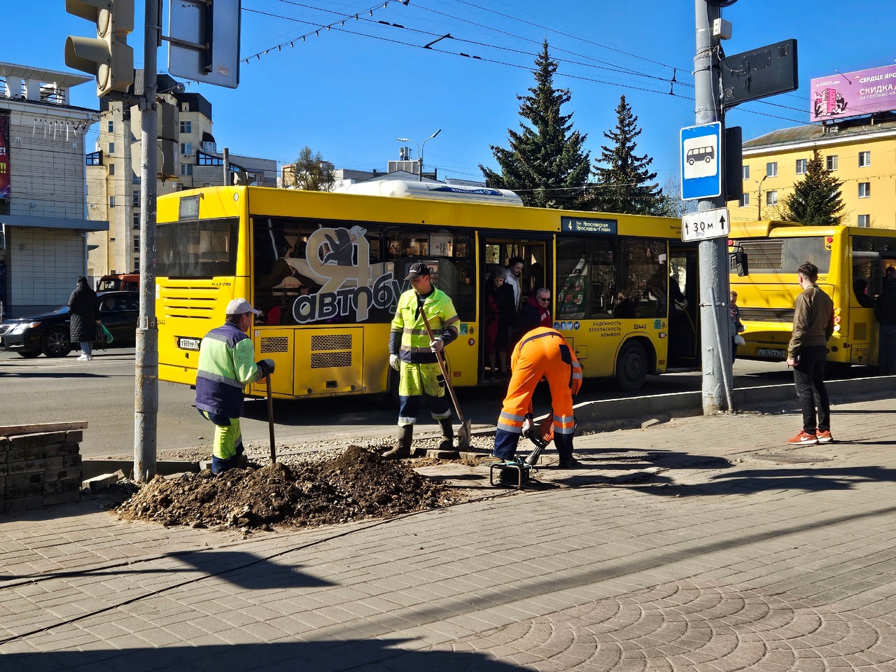 "День города, а в центре Мамай прошел": ярославцы ругаются на замену новой плитки