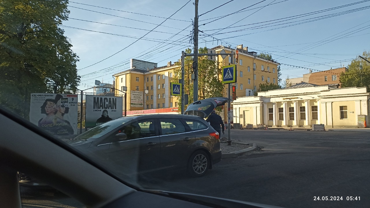 В Ярославле на площади Труда заметили воровство плитки