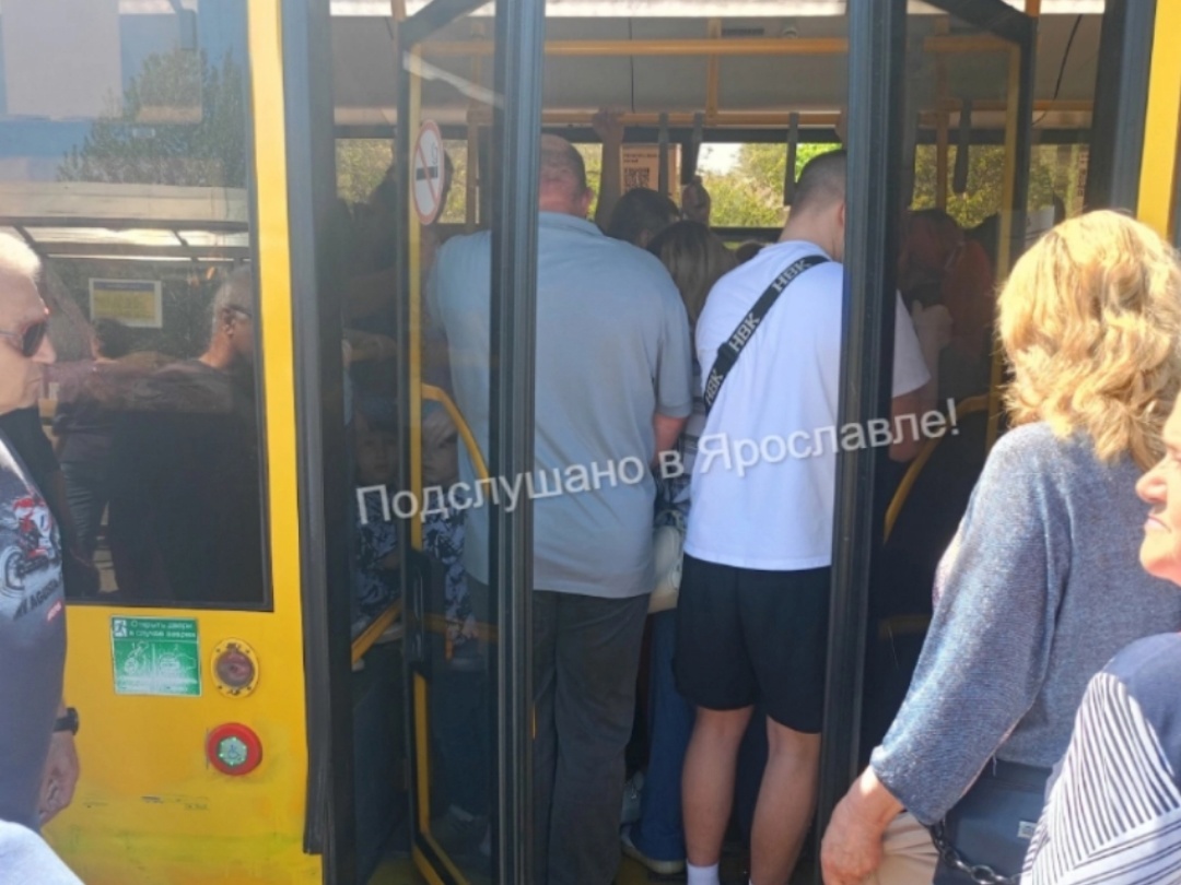"С коляской не уехать": в День Города ярославцы не помещаются в переполненных автобусах