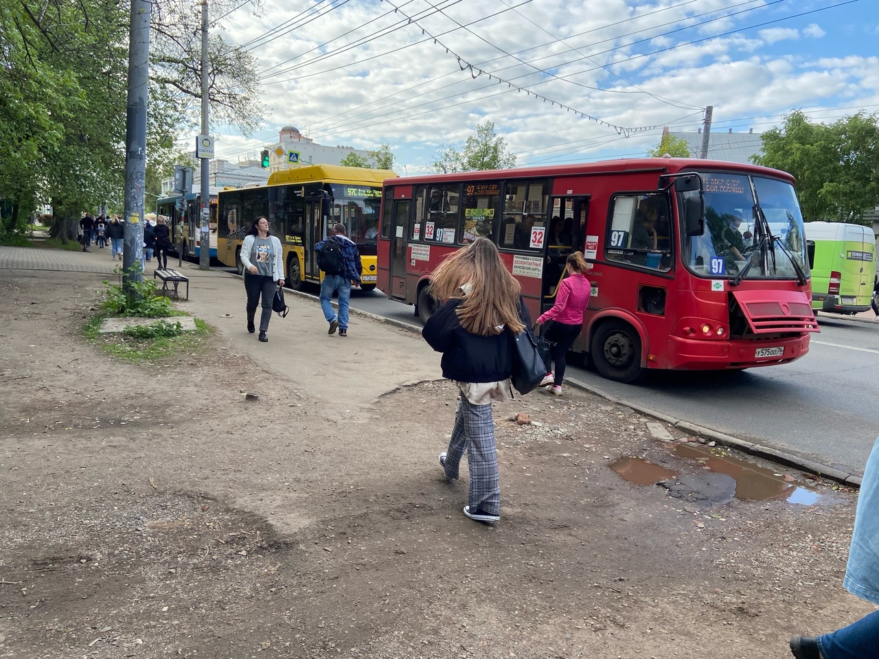 Лапает в автобусе