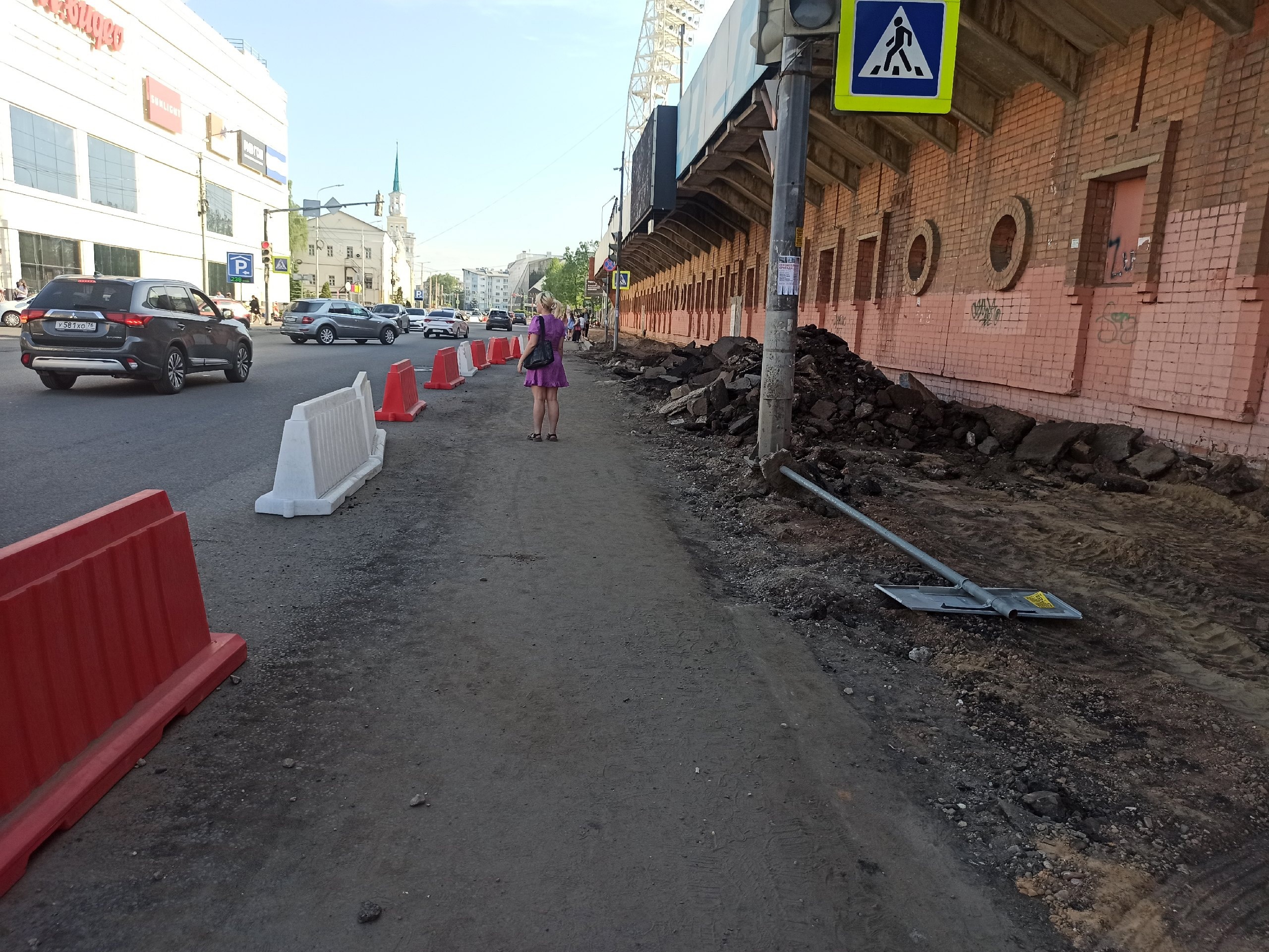 "Работы не окончены, а плитка уже в трещинах": ярославцы о ремонте в городе