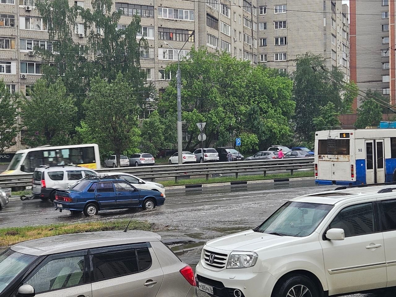 «На море не поеду»: ярославцы массово жалуются на затопленные улицы