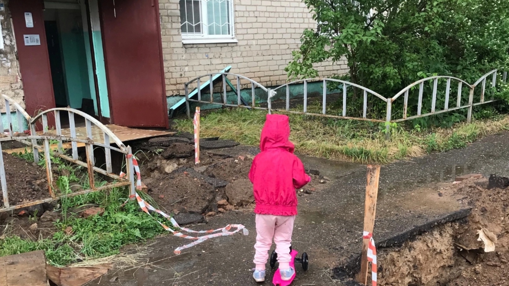 "Раскопали и уехали": ярославцы вынуждены идти домой по тоненькой фанерке