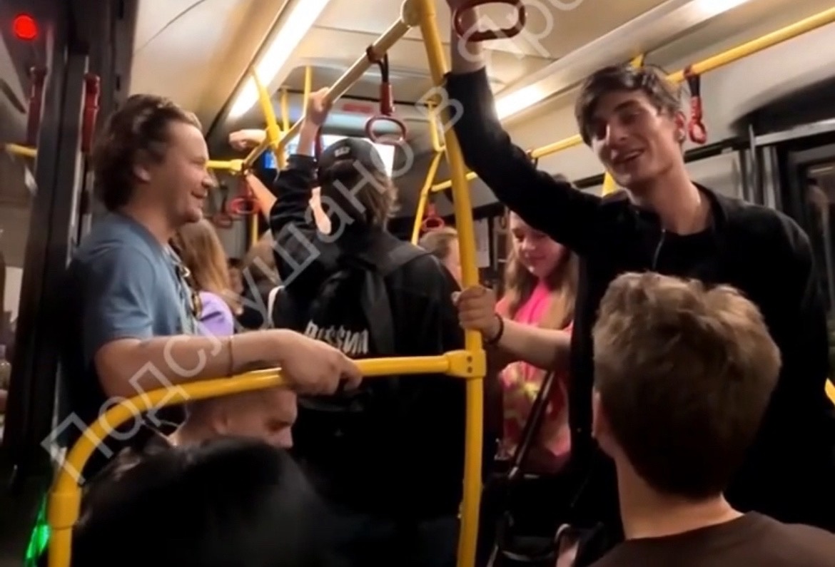 "Ничего на свете лучше нету" - в Ярославле музыканты исполнили любимую песню прямо в автобусе