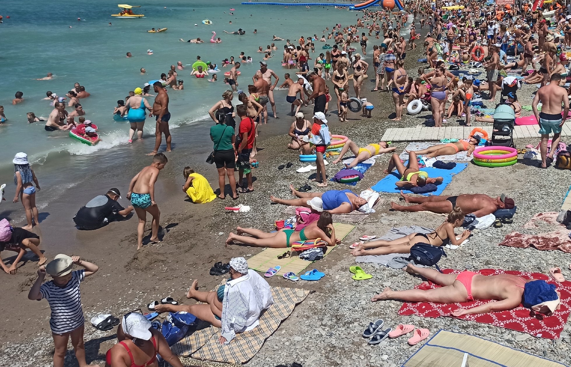 Уже началось: отдыхающие делятся неприятными наблюдениями с пляжей Черного моря