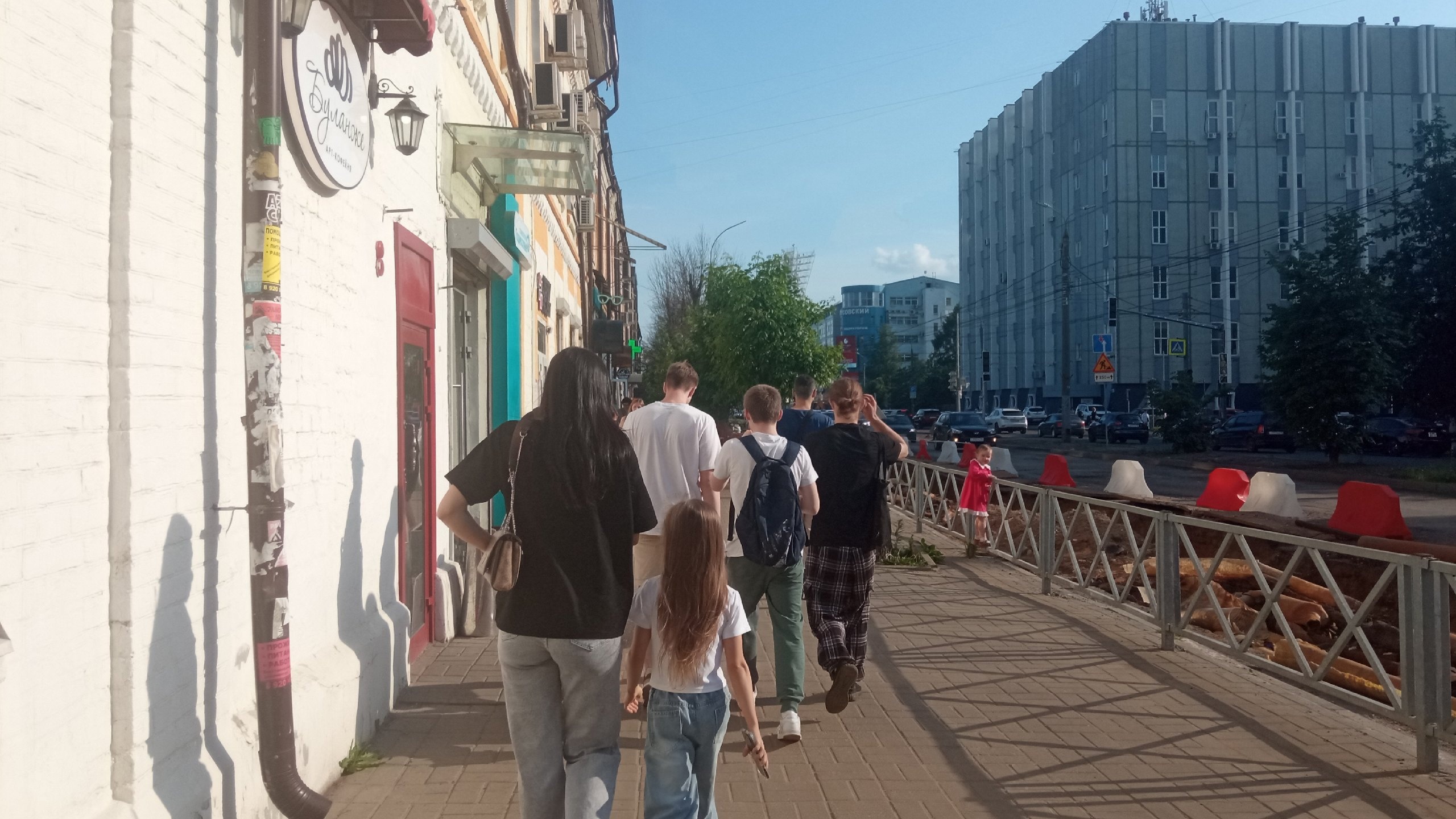  "Сократили рабочий день": как ярославцы трудятся в офисах и на заводах в жару
