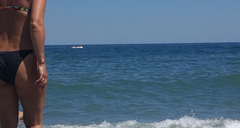 «Нельзя плавать, мы все остаемся на пляже»: Черное море преподнесло неожиданный сюрприз отдыхающим