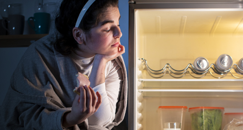Специалисты рекомендуют нестандартный способ понижения температуры жилища посредством холодильника