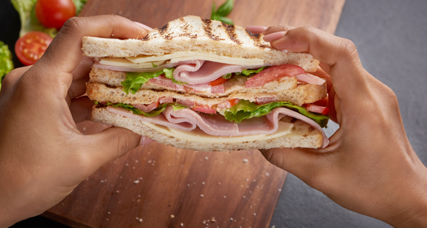 Ваш бутерброд с колбасой может вызвать рак: врачи бьют тревогу и объявляют бойкот этому продукту
