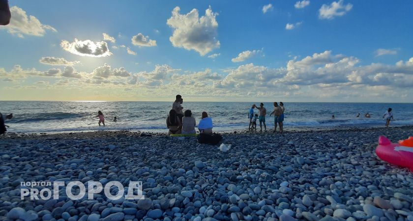Забирают прямо с пляжа: семь суровых запретов для отдыхающих на море в Сочи