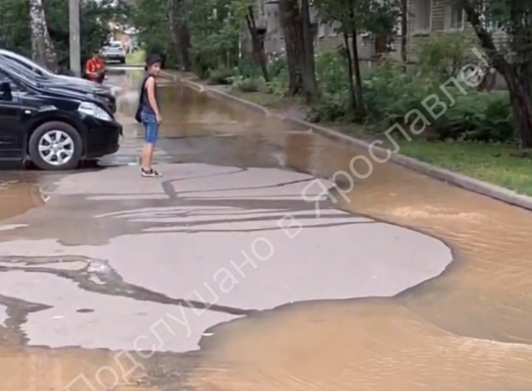 "Точка невозврата": в Ярославле затопило одну из улиц на Пятерке