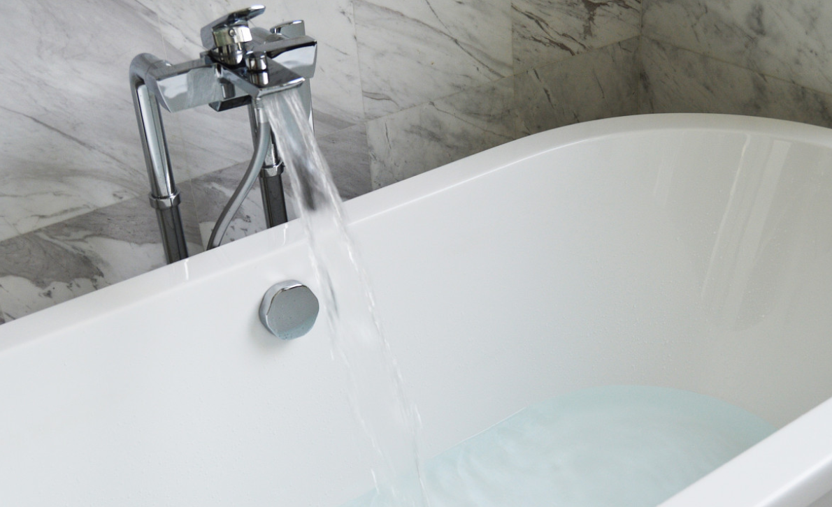 Нужно всего 10 минут и два дешевых средства: как отчистить чумазую ванну до блеска без усилий