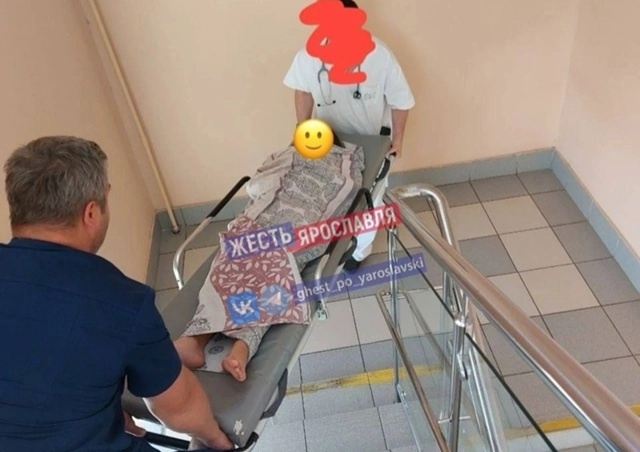 В ярославской больнице врачи доставляют пациентов до палаты по лестнице