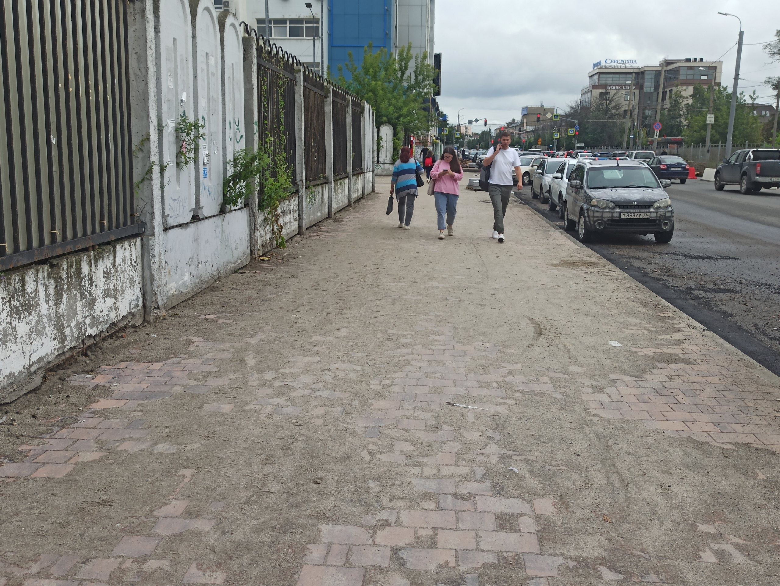 Тротуары в центре Ярославля после ремонта завалили грязным песком