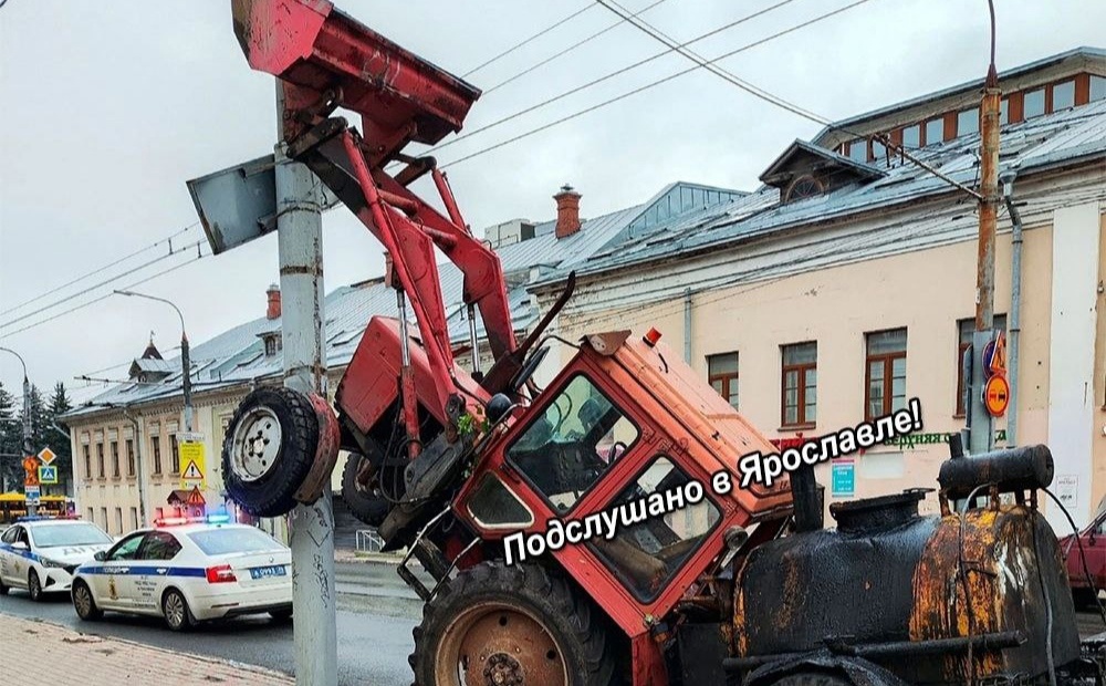 В центре Ярославля пьяный водитель трактора влетел в столб 