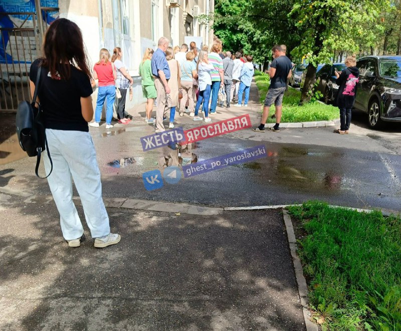 В Ярославле очередь в детскую поликлинику растянулась на улице 