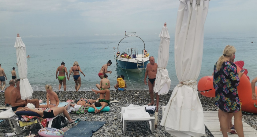 На пляжах Анапы ввели полный запрет на купание в Черном море: отдых безвозвратно испорчен