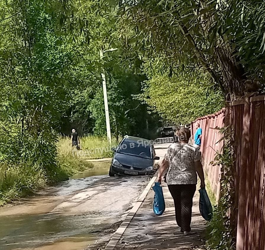 В Брагино машина провалилась в яму