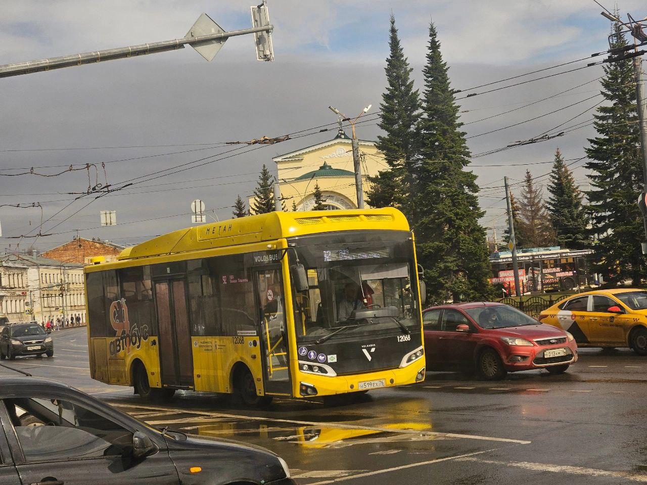 В Ярославле в районе площади Волкова запретили парковку 