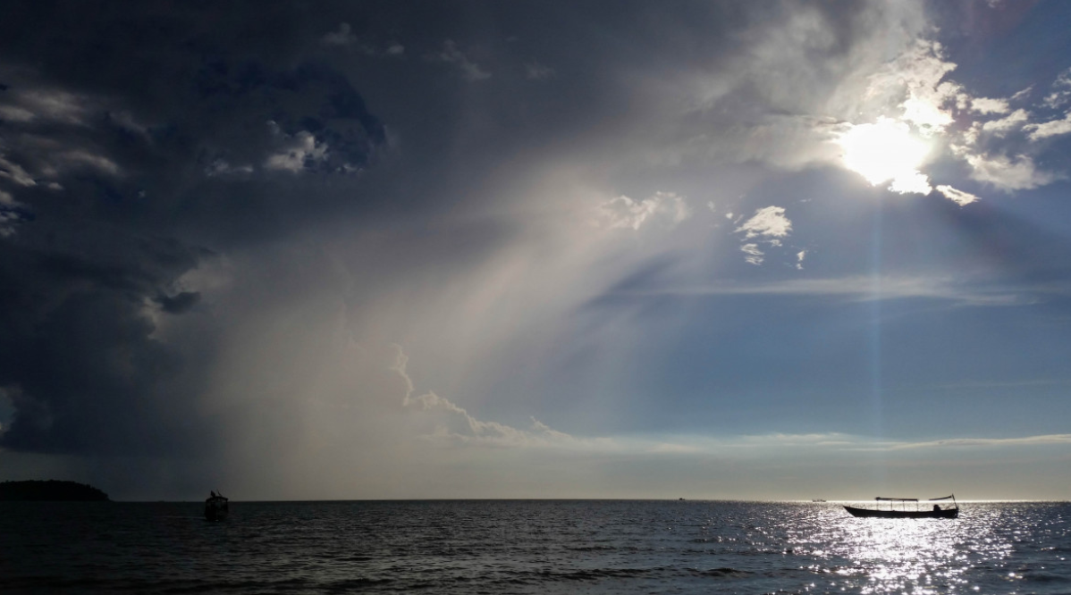 Штормовой апокалипсис настиг курортные побережья Черного моря: страшные смерчи, грозовой шторм