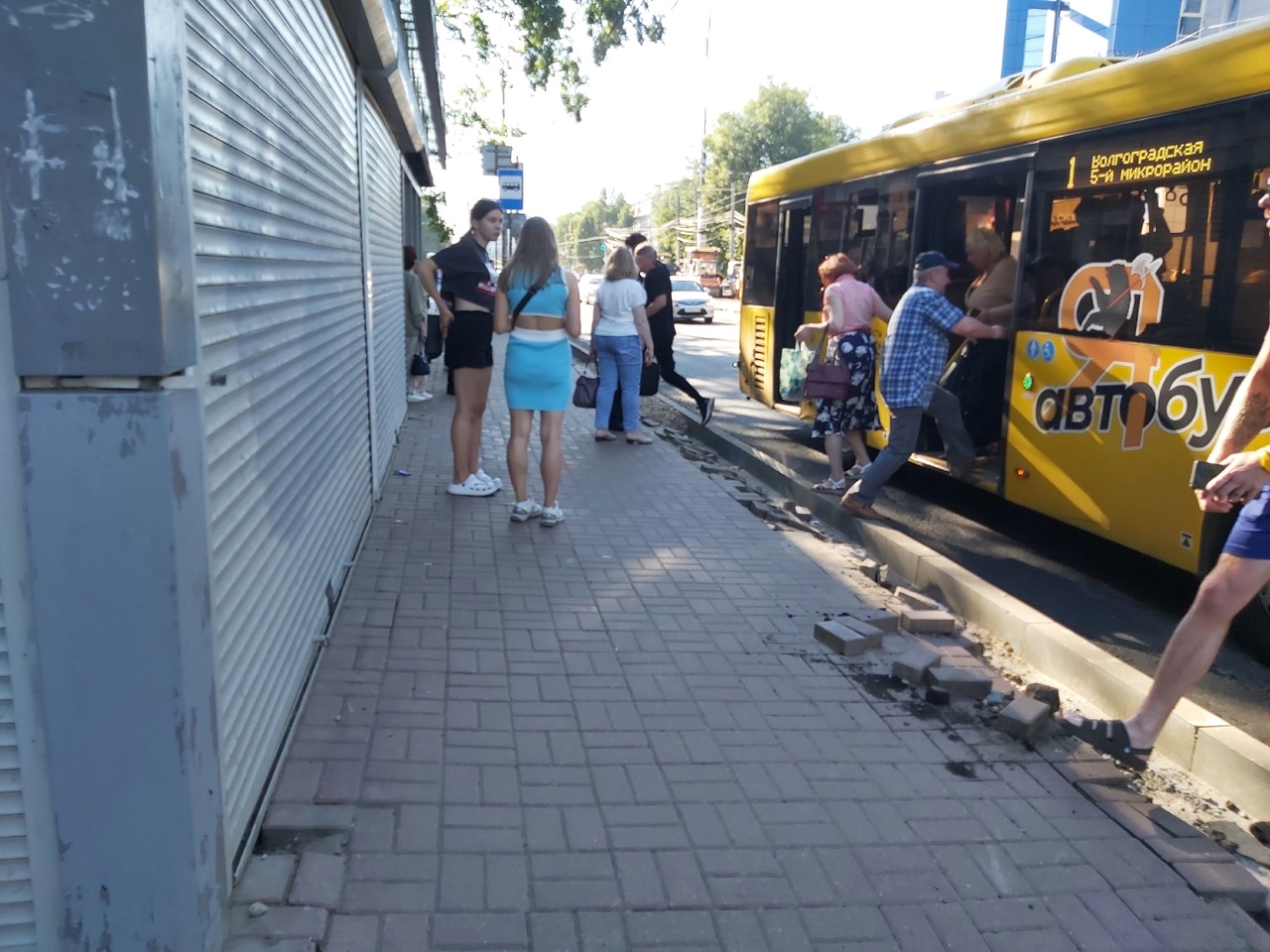 Ярославский водитель закрыл двери автобуса перед носом женщины-инвалида и уехал