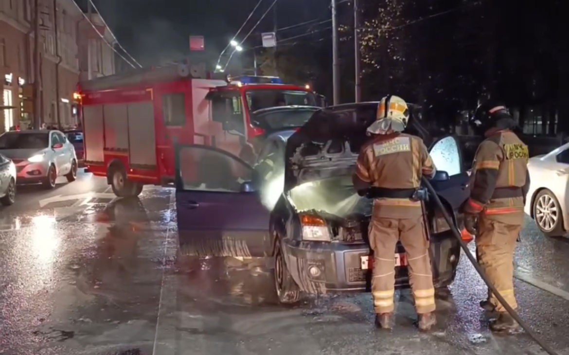 На Первомайском бульваре на глазах прохожих сгорел автомобиль 