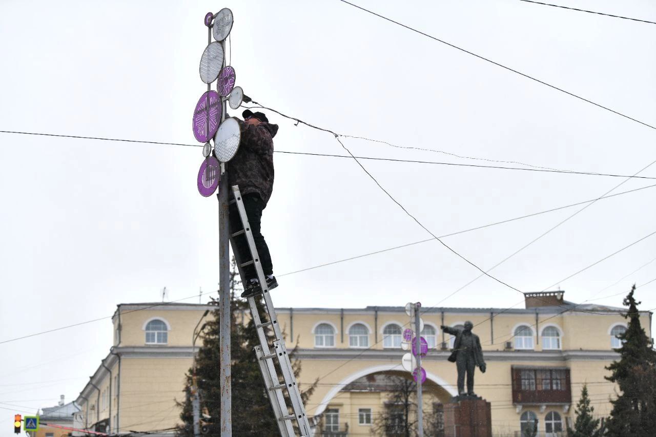 Ярославль начали украшать к Новому году   