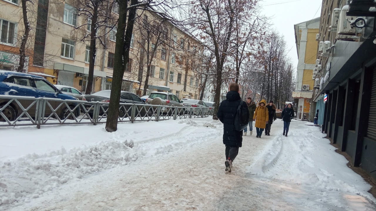 В Ярославле тротуары завалили снегом 