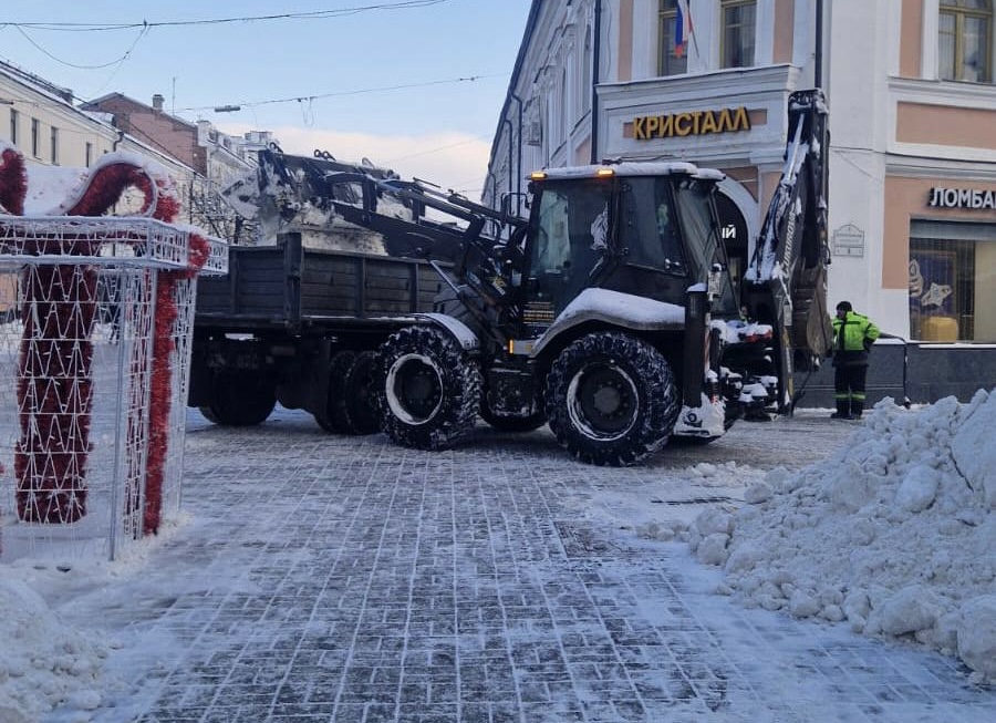 В Ярославле снегоуборочный трактор снёс новую остановку