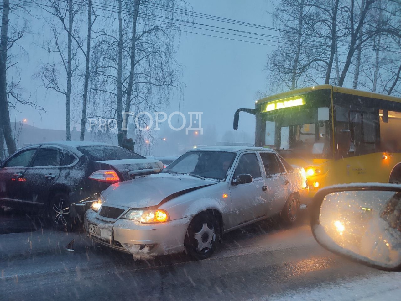 В Ярославле во время бури автобус протаранил четыре автомобиля